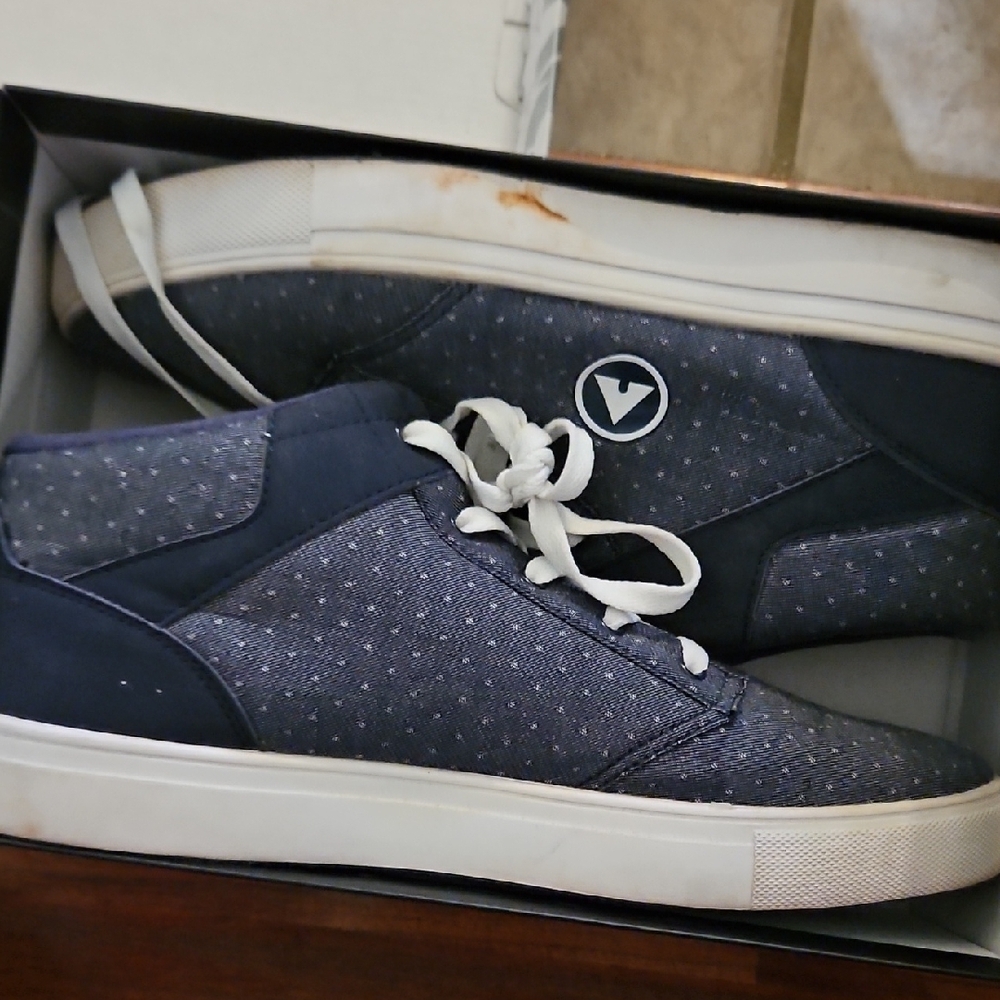 Navy Blue Low-Top Sneakers with White Laces and Rubber Sole